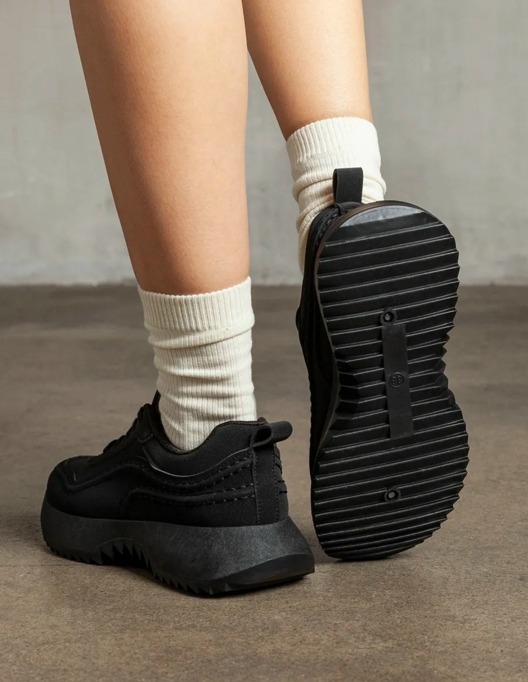 ,кроссовки женские,черные кроссовки,черные кроссовки женские,спортивная