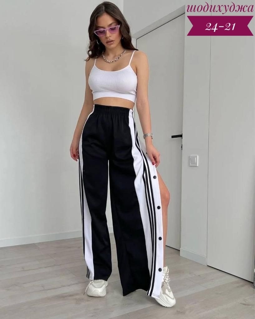 штаны на полу спортивные брюки женские широкие адидас с лампасами,широкие штаны адидас женские с лампасами,спортивные брюки женские широкие адидас с лампасами,женские брюки с лампасами,брюки спортивны