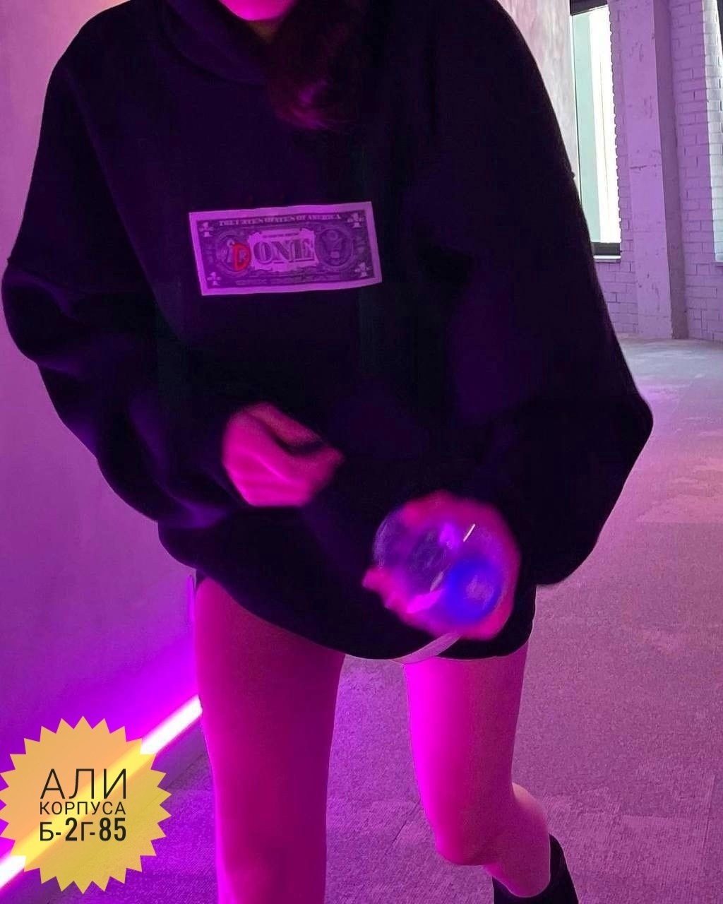 настенное освещение,комната с фиолетовой подсветкой,светодиодная светильник,неоновое освещение,помещение