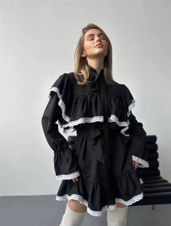 черное платье с рюшами,платье с белым кружевом,черное платье с белыми рюшами,платье с рюшами,платье свободного кроя