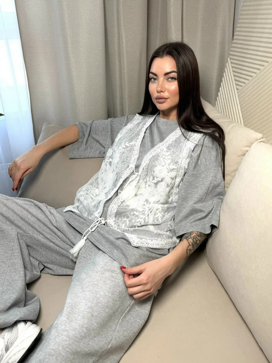 футболка оверсайз варенка со стразами,футболка со стразами оверсайз perfecto collection,женская футболка варенка оверсайз со стразами лия 211706221,серый свитшот,блузка женская