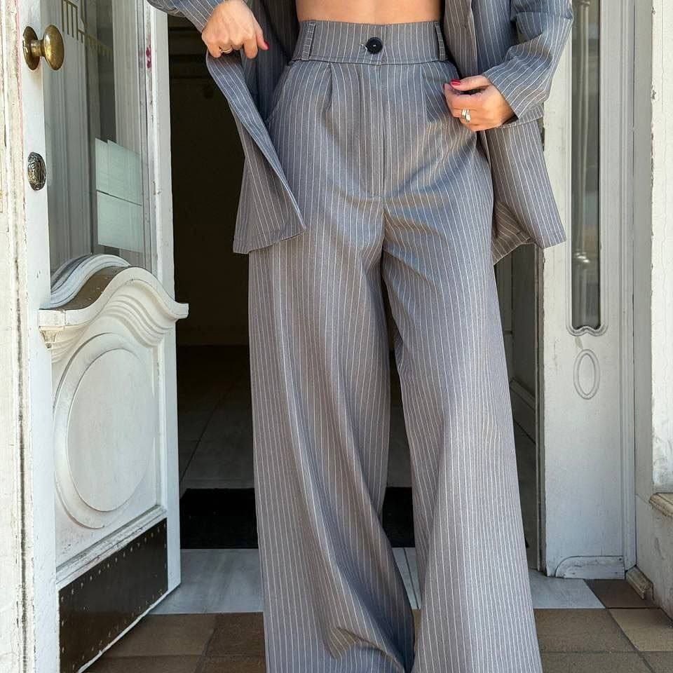 костюм двойка,серый брючный костюм,женские костюмы в полоску,брючный костюм,костюм белый