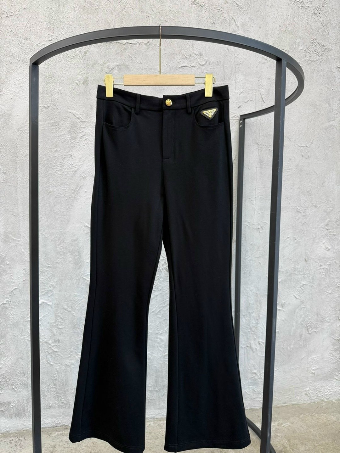 elisabetta franchi расклешенные брюки с логотипом черный,брюки клеш,брюки клеш классические с высокой посадкой plam 233420854,расклешенные брюки,черные брюки клеш