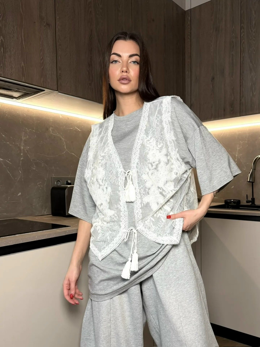 футболка оверсайз варенка со стразами,футболка со стразами оверсайз perfecto collection,женская футболка варенка оверсайз со стразами лия 211706221,серый свитшот,блузка женская