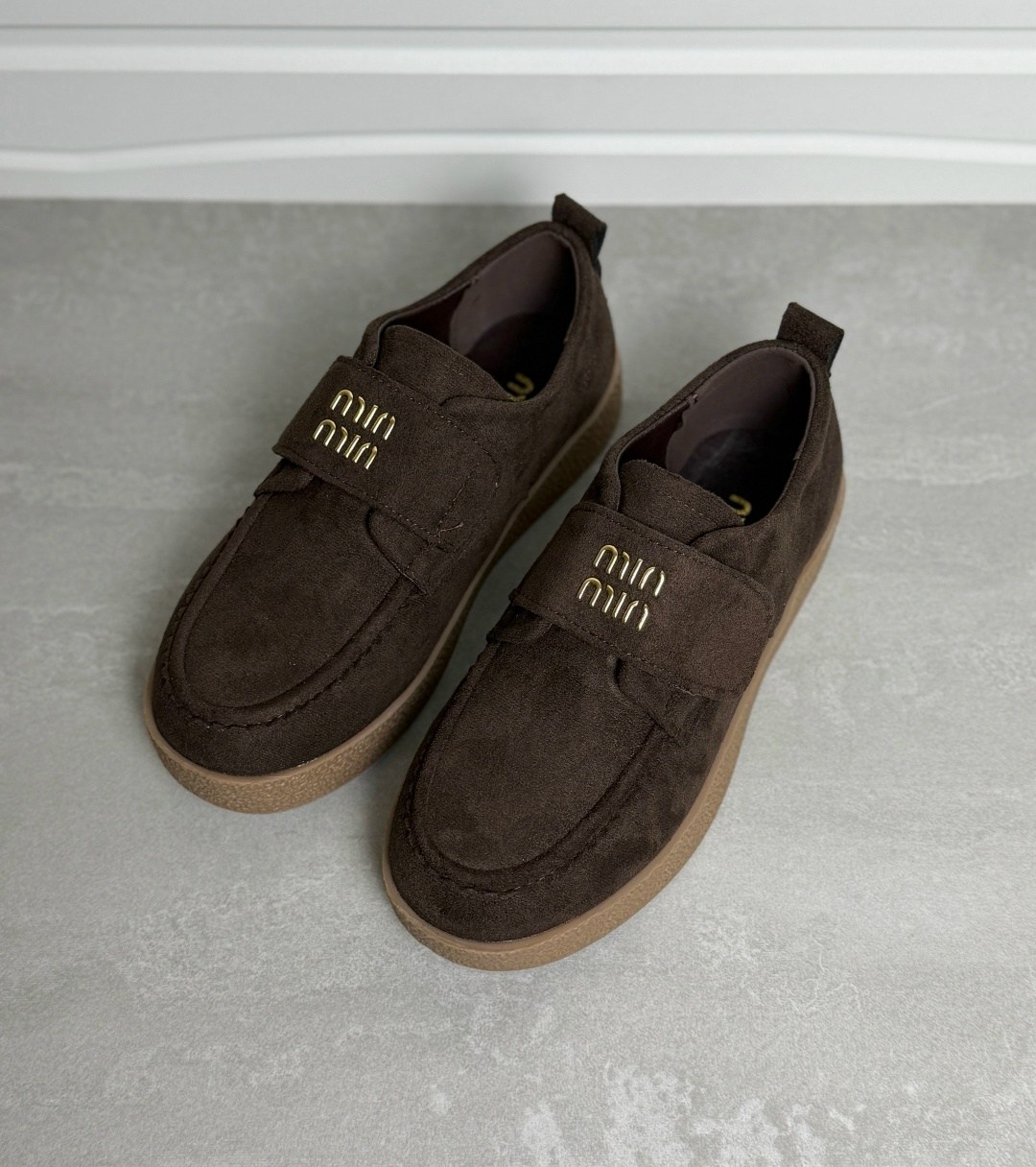 замшевые лоферы miu miu на высокий подошве и фирменной фурнитурой,,лоферы замш,женская ,замшевые лоферы женские