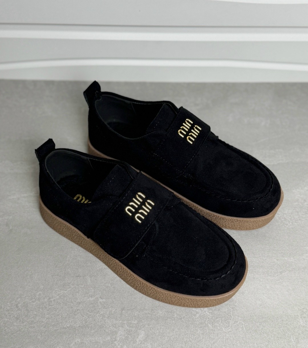 замшевые лоферы miu miu на высокий подошве и фирменной фурнитурой,,лоферы замш,женская ,замшевые лоферы женские