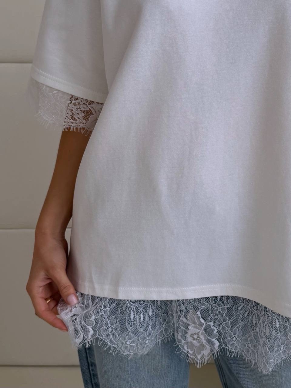 белая футболка оверсайз,футболка оверсайз с,удлиненная футболка,широкие джинсы,белая футболка