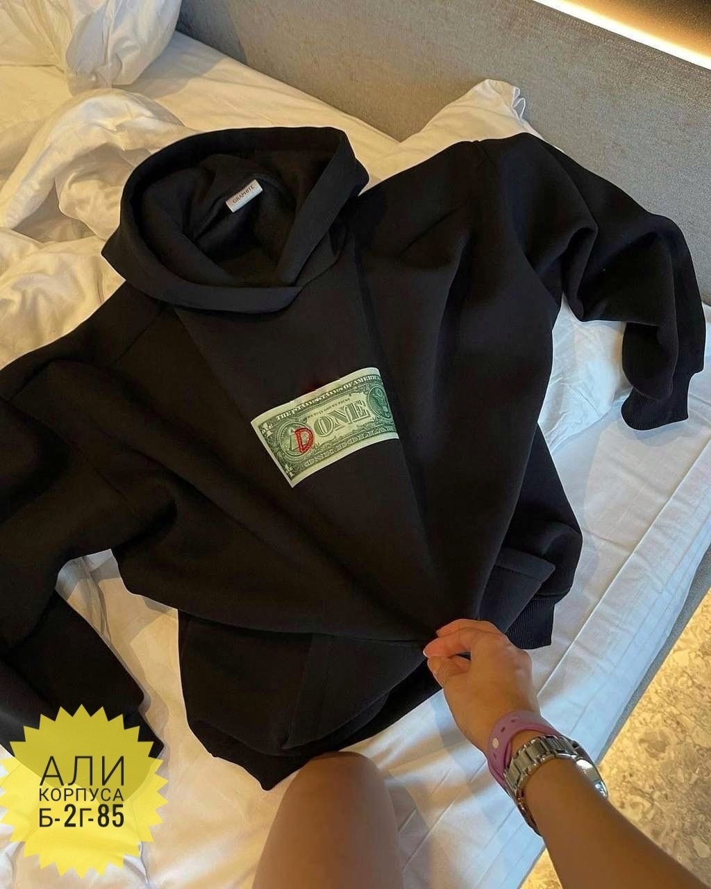 настенное освещение,комната с фиолетовой подсветкой,светодиодная светильник,неоновое освещение,помещение