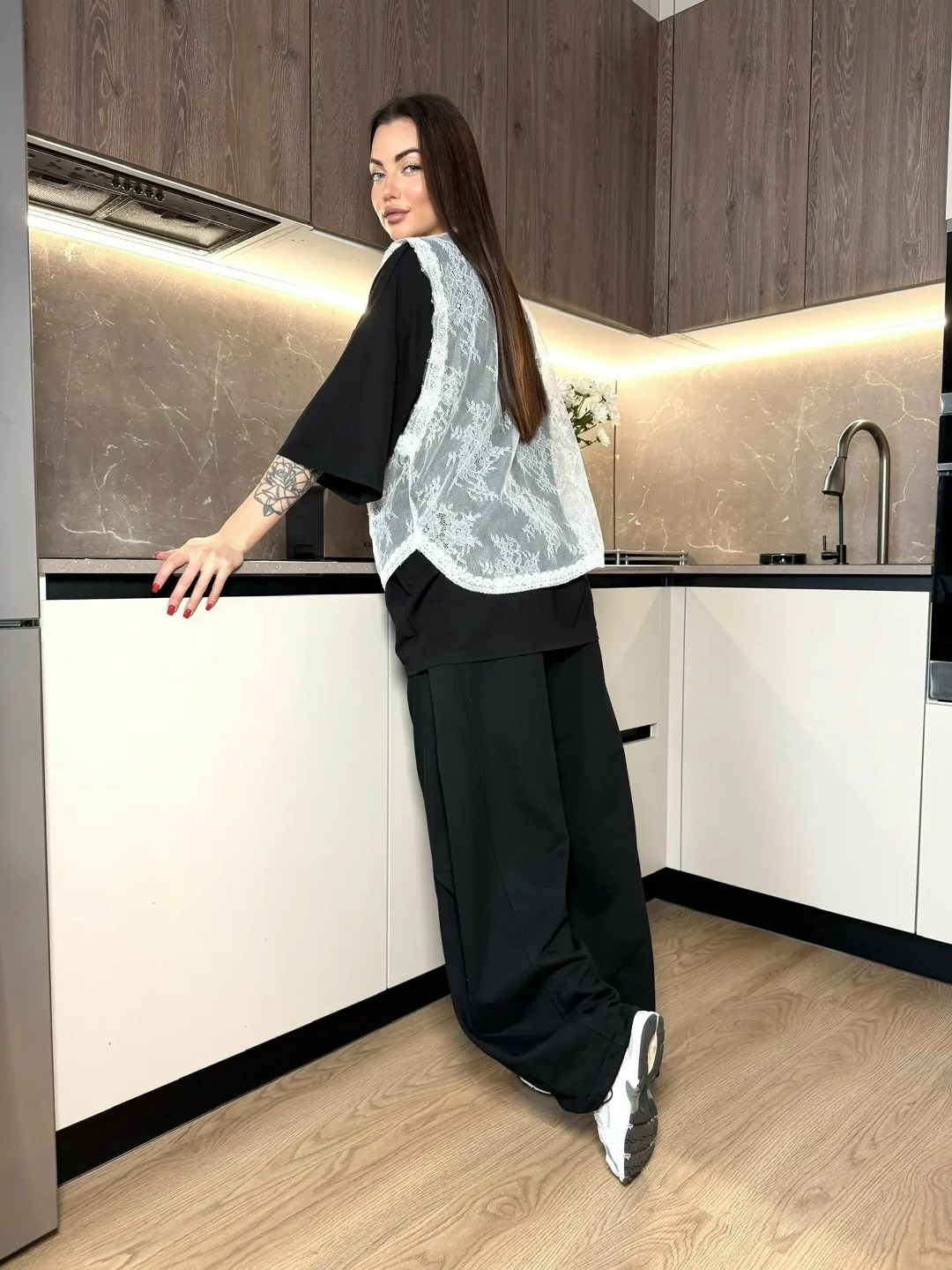 футболка оверсайз варенка со стразами,футболка со стразами оверсайз perfecto collection,женская футболка варенка оверсайз со стразами лия 211706221,серый свитшот,блузка женская