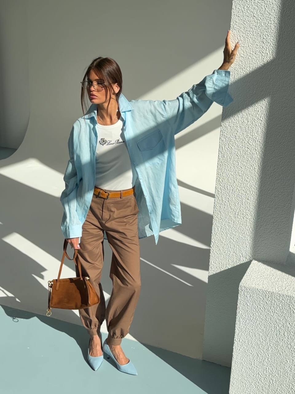 мода стиль,образ с голубой рубашкой,образ с голубой рубашкой женщине,рубашка блузка