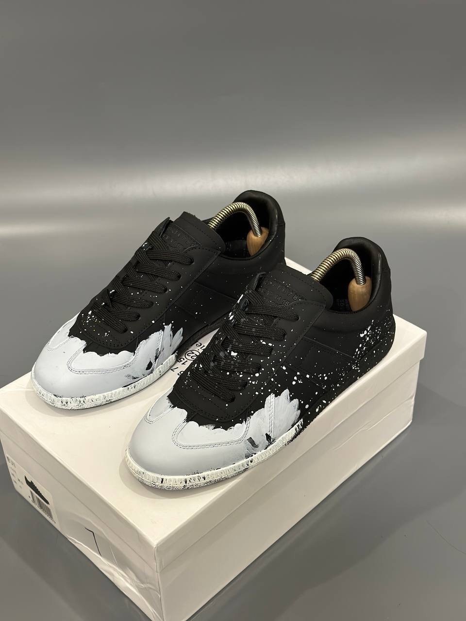 кроссовки maison margiela replica черный/белый,кроссовки maison margiela replica paint splatter sneakers белый,maison margiela replica sneaker low top paint splatter,maison margiela black replica,blac