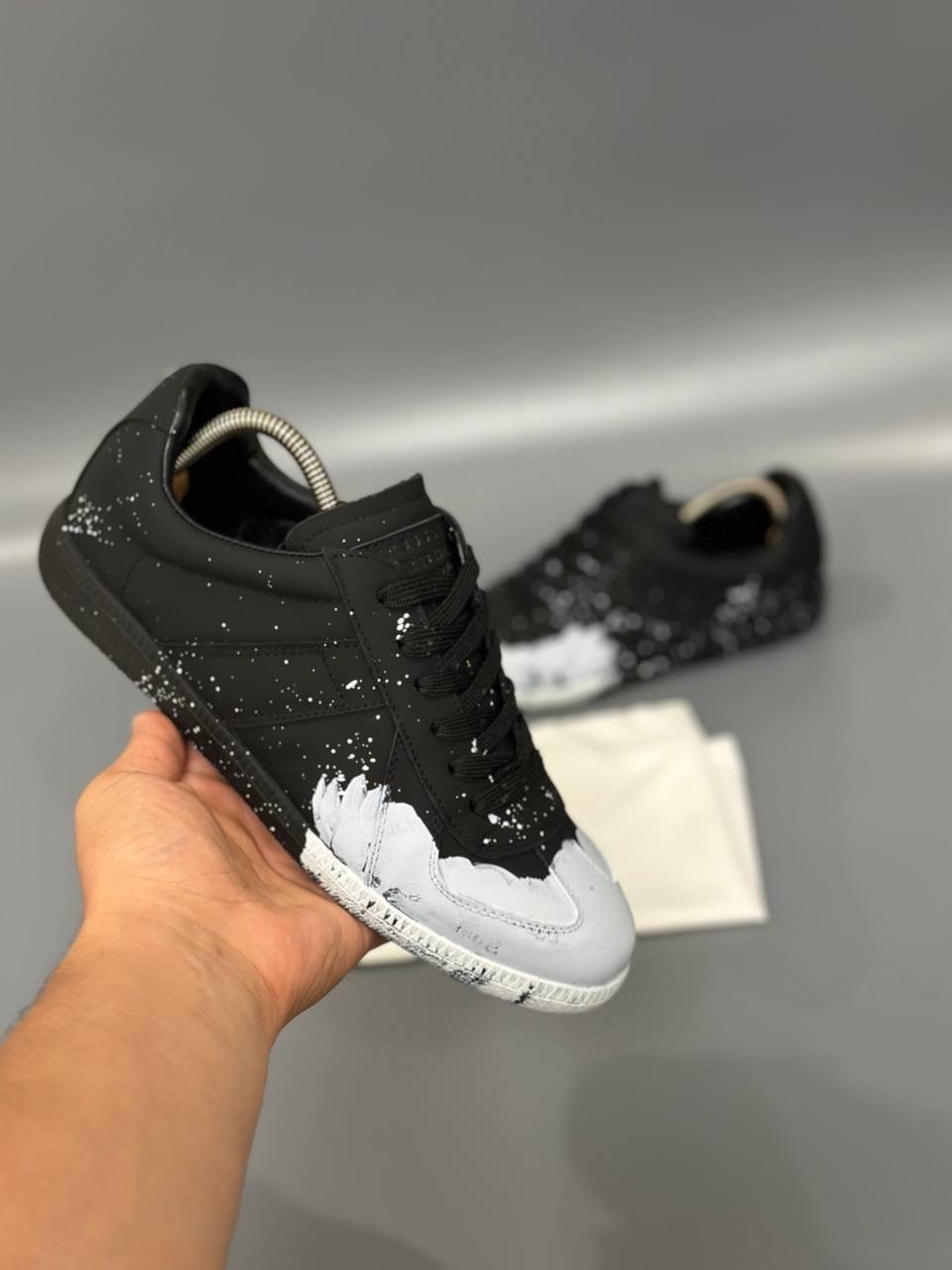 кроссовки maison margiela replica черный/белый,кроссовки maison margiela replica paint splatter sneakers белый,maison margiela replica sneaker low top paint splatter,maison margiela black replica,blac