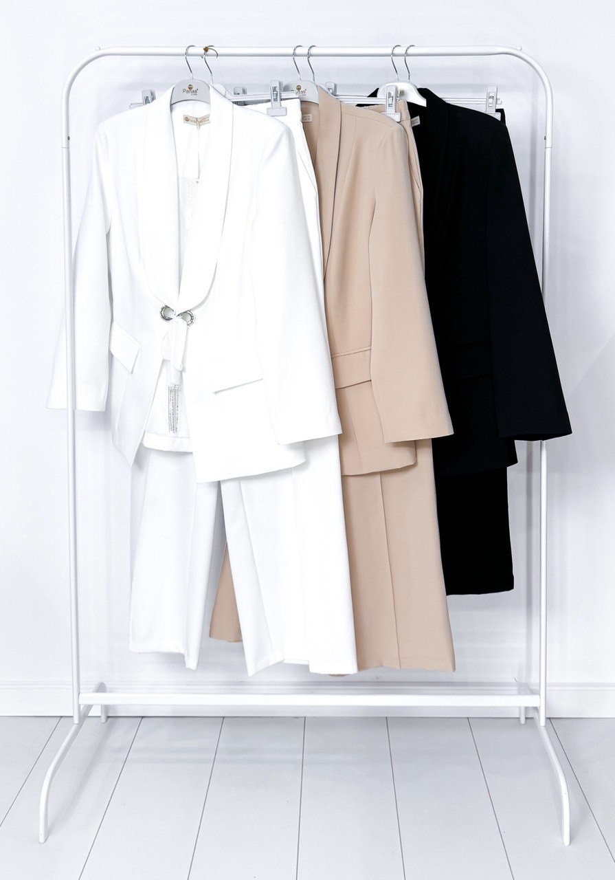 классический женский брючный костюм с пиджаком на завязке белый kb2506-009,белый брючный костюм,белый брючный костюм женский,брючный костюм женский классический,женский костюм двойка креп