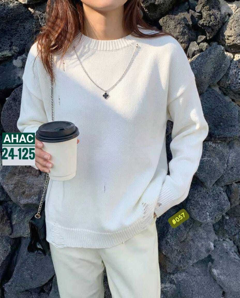 женская кофта,свитер женский,женский джемпер,свитер свободного кроя с рванкой,женская кофта белая