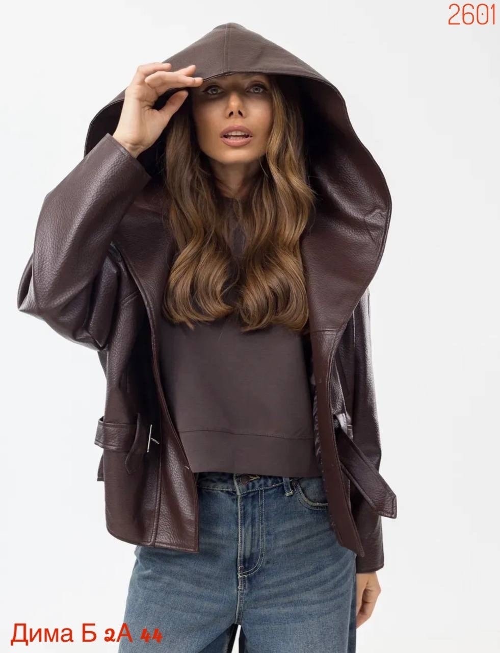куртка кожаная с капюшоном,байкерская куртка из экокожи с подчеркнутыми плечами,куртка из экокожи с капюшоном,куртка из экокожи,куртка из искусственной кожи с капюшоном
