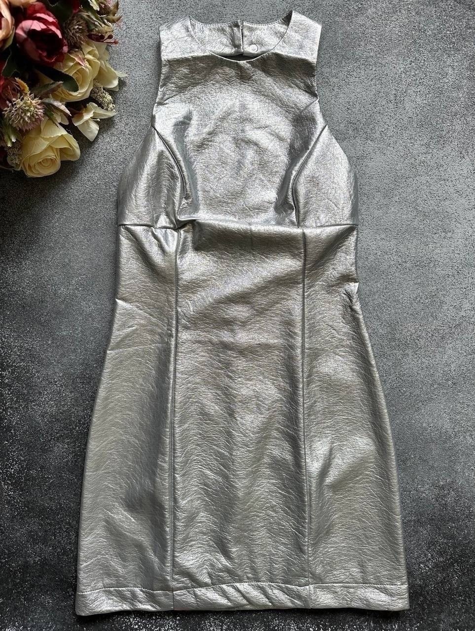платье металлик,платье серебристое,платье серебряное мини открытая спина,серебряное платье oymimi,женское облегающее платье oymimi серебристого цвета