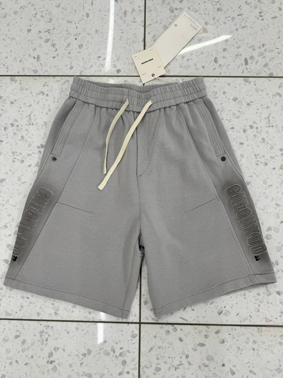 футболки мужские,оранжевая футболка,мужские шорты,мужская мода,оранжевые шорты