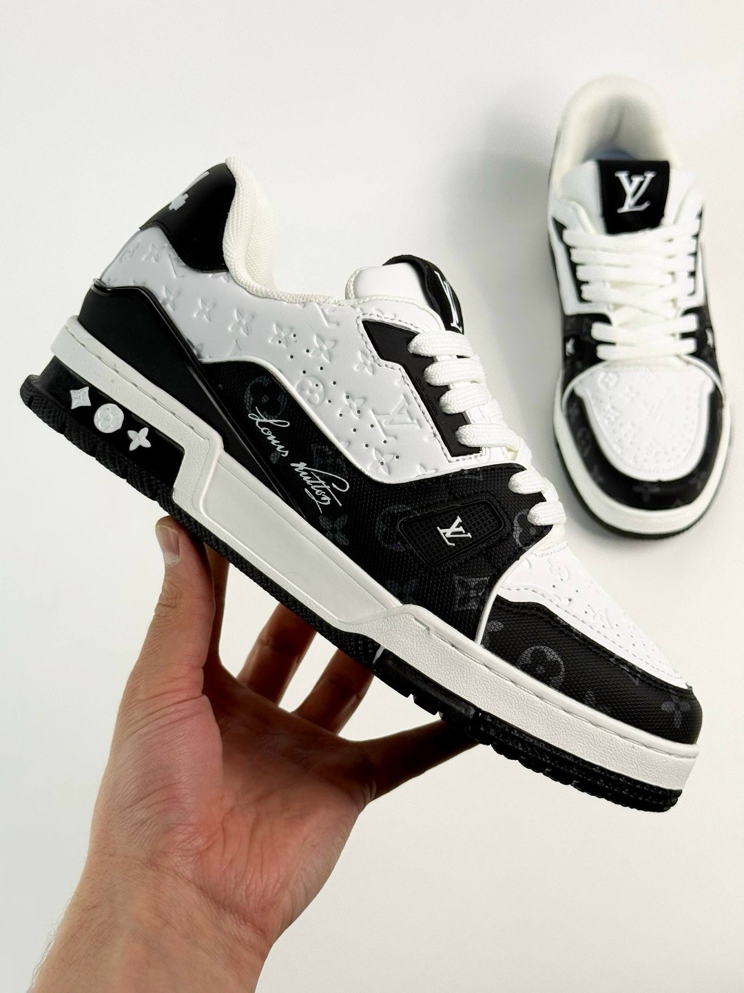 мужские кроссовки louis vuitton белый черный,кроссовки louis vuitton trainer,кроссовки louis vuitton,мужские кожаные кроссовки louis vuitton trainer белые с черным,кроссовки луи виттон суприм мужские