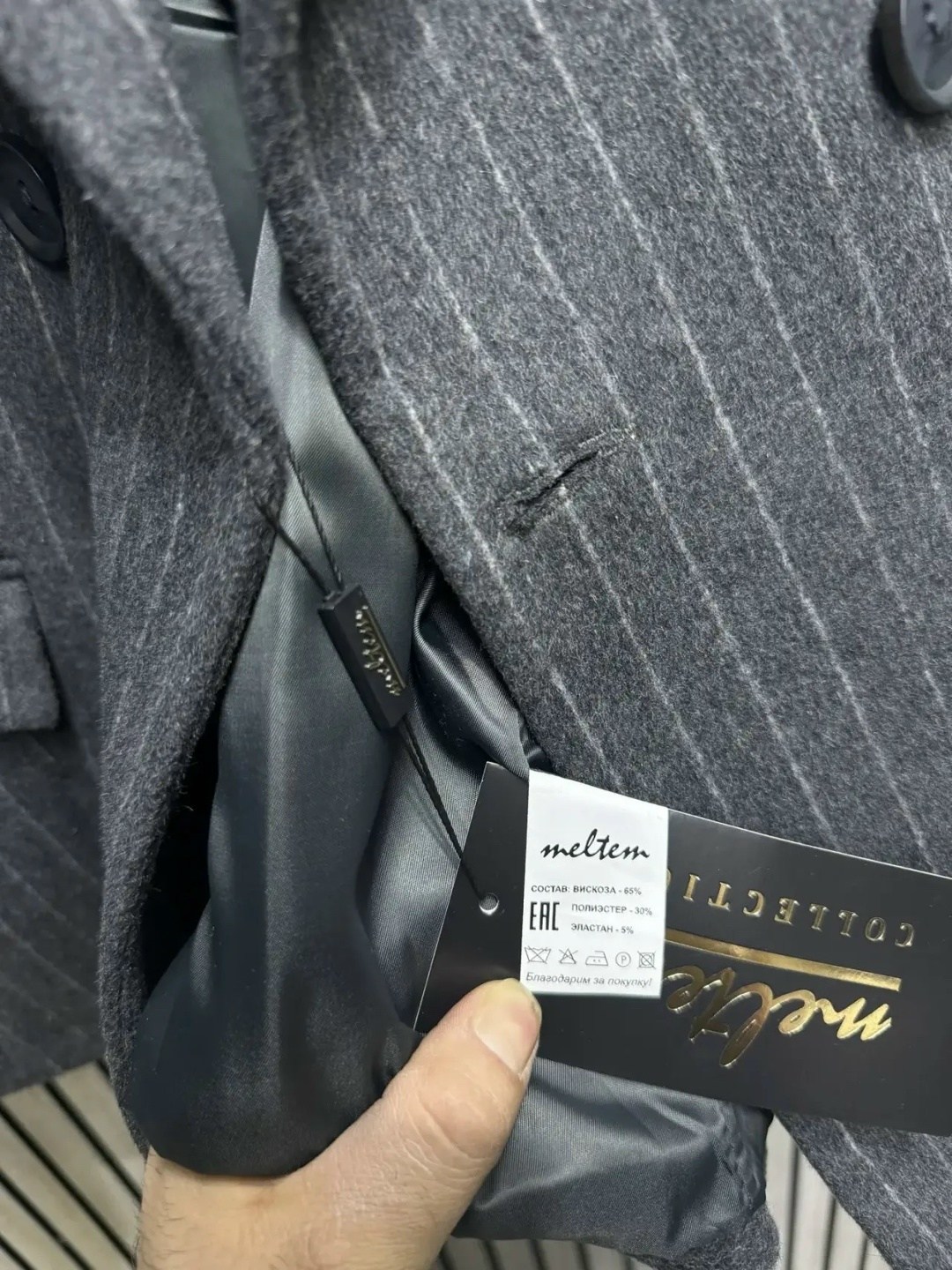 жакет удлинённый оверсайз серый в полоску,жакет,жакет из серой костюмной ткани с лацканами и карманами,серый пиджак,пиджак женский серый