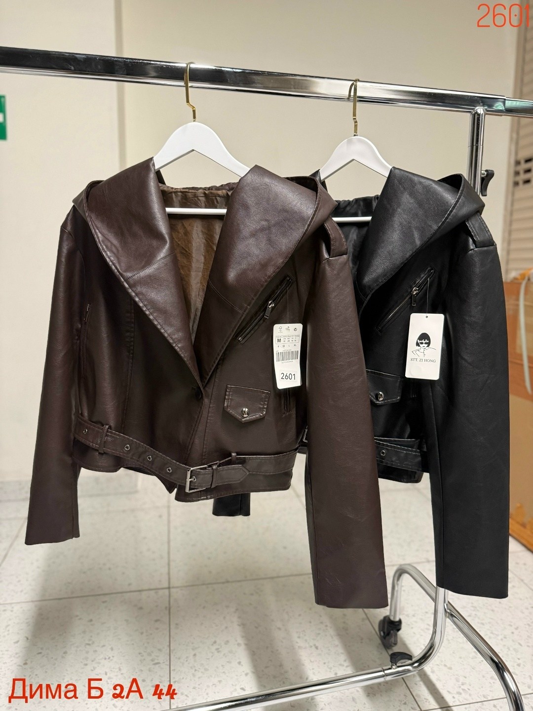 куртка кожаная с капюшоном,байкерская куртка из экокожи с подчеркнутыми плечами,куртка из экокожи с капюшоном,куртка из экокожи,куртка из искусственной кожи с капюшоном