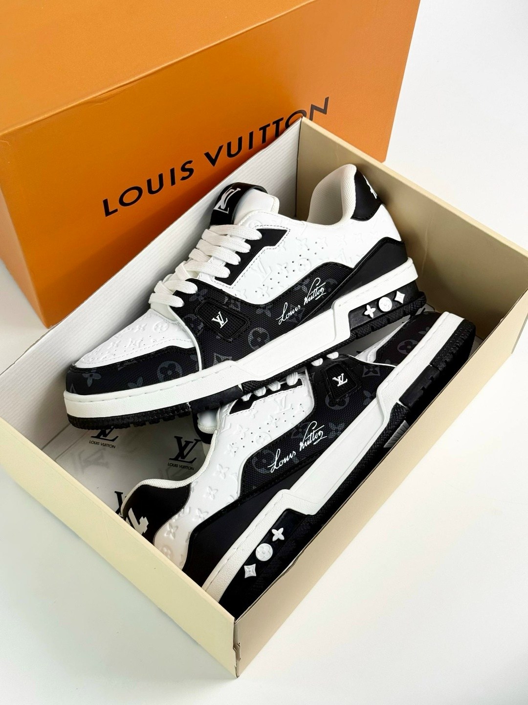 мужские кроссовки louis vuitton белый черный,кроссовки louis vuitton trainer,кроссовки louis vuitton,мужские кожаные кроссовки louis vuitton trainer белые с черным,кроссовки луи виттон суприм мужские