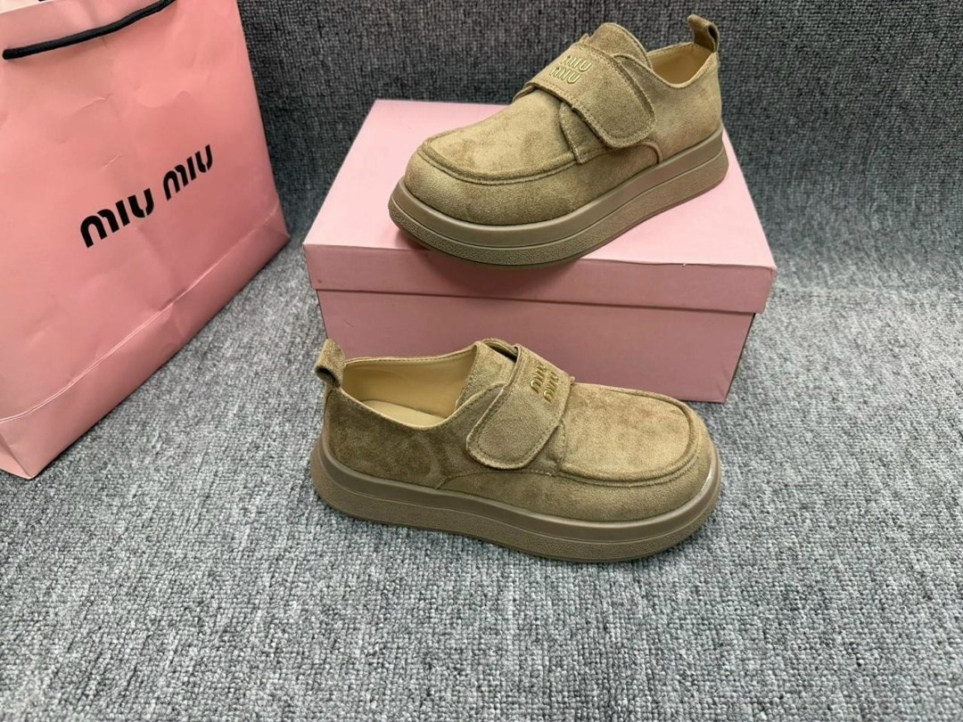 замшевые лоферы miu miu на высокий подошве и фирменной фурнитурой,лоферы miu miu на высокий подошве,, женская,лоферы замш