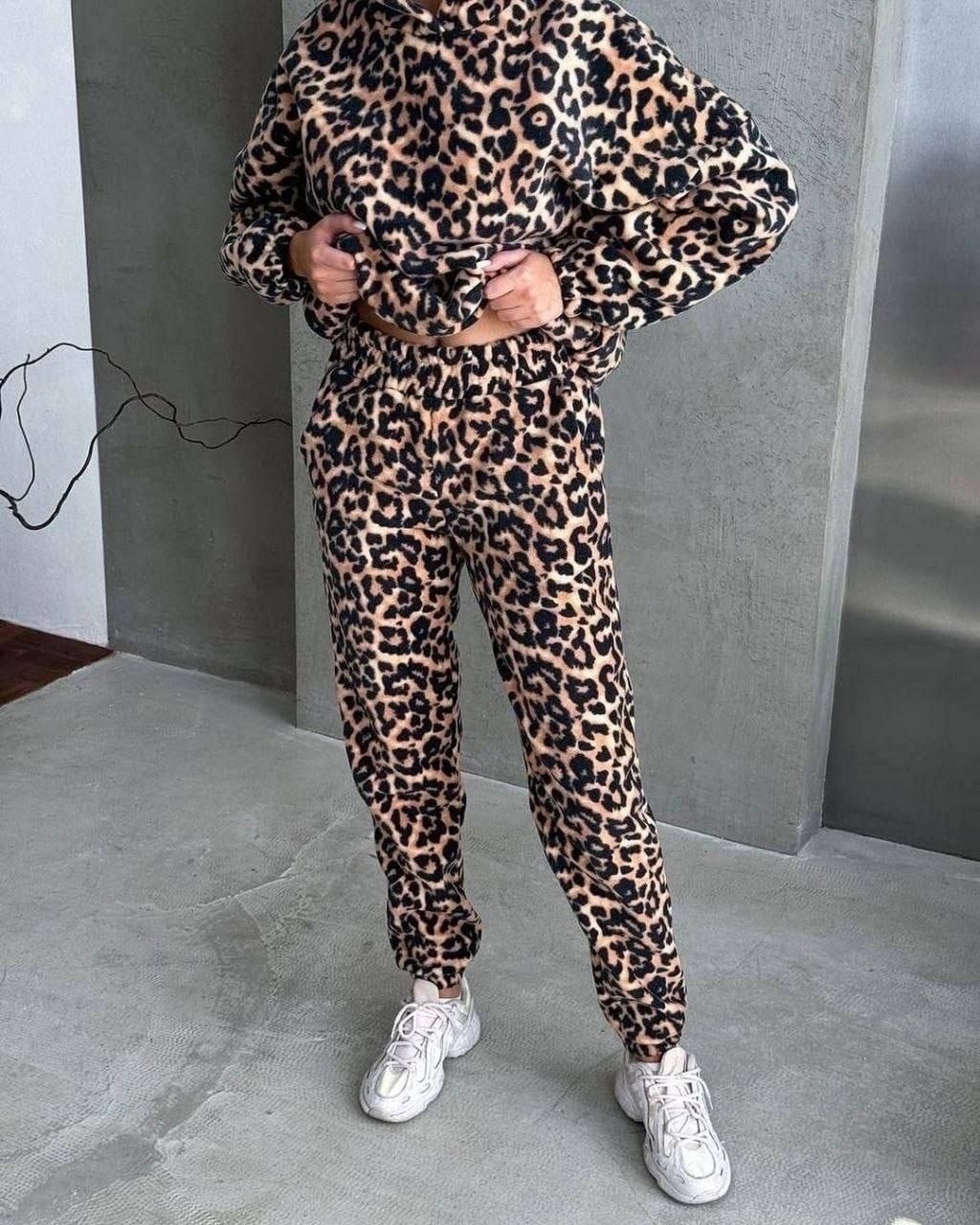 леопардовый костюм,женский спортивный костюм с леопардовым принтом,леопардовый костюмчик,женские спортивные костюмы леопардовые,леопардовый флисовый костюм