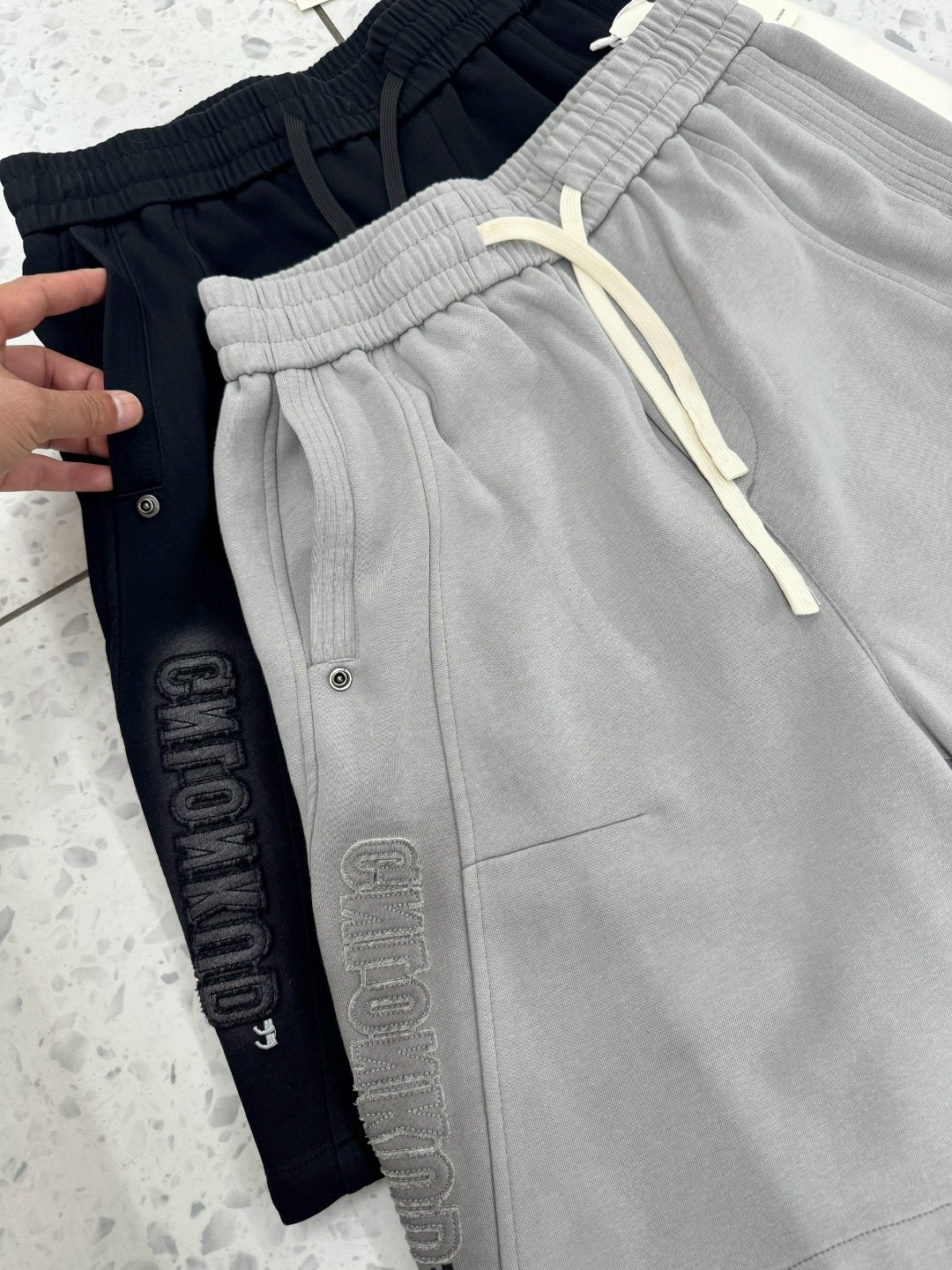 футболки мужские,оранжевая футболка,мужские шорты,мужская мода,оранжевые шорты