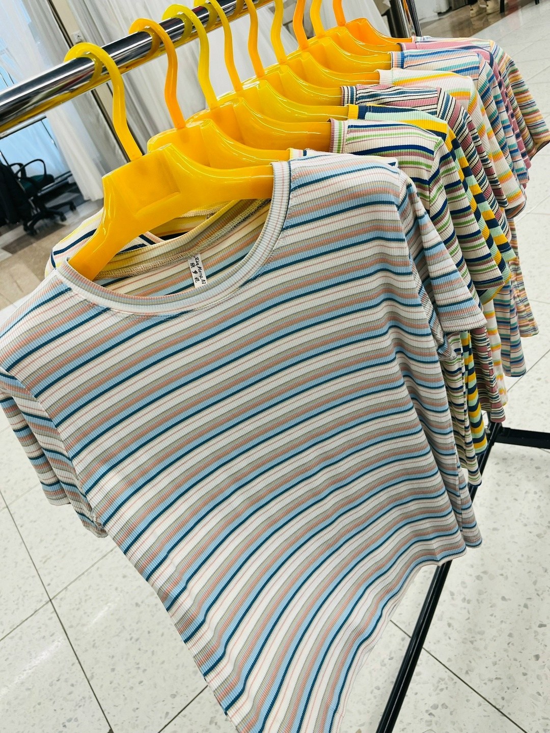 футболка в полоску,летние футболки,женская полосатая футболка,радужная футболка в полоску,радужно полосатая футболка