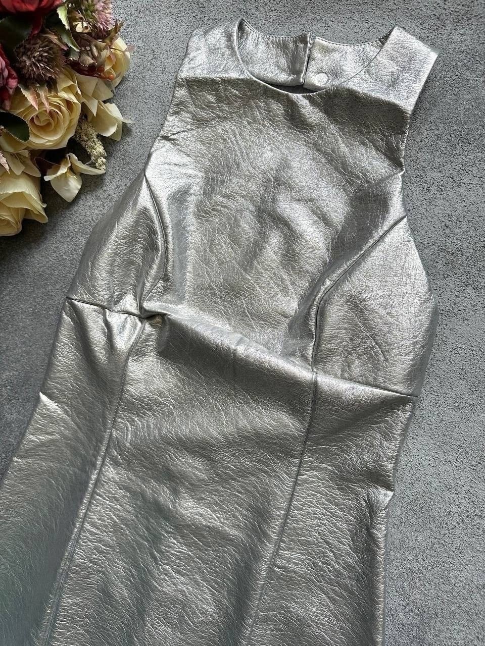 платье металлик,платье серебристое,платье серебряное мини открытая спина,серебряное платье oymimi,женское облегающее платье oymimi серебристого цвета