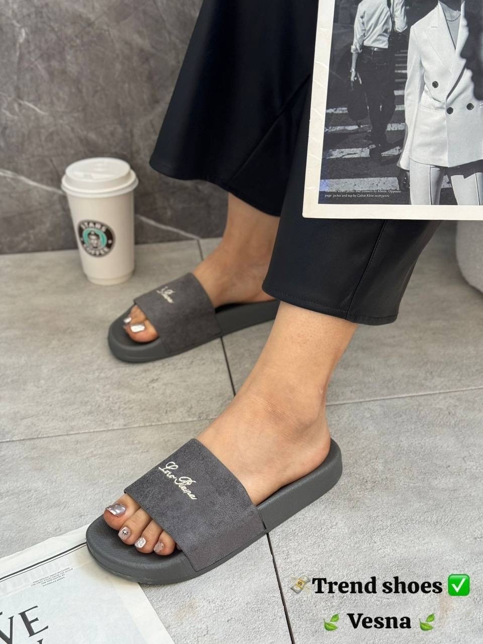 женские шлепанцы,,тапочки модные,модные шлепанцы,шлепанцы мужские