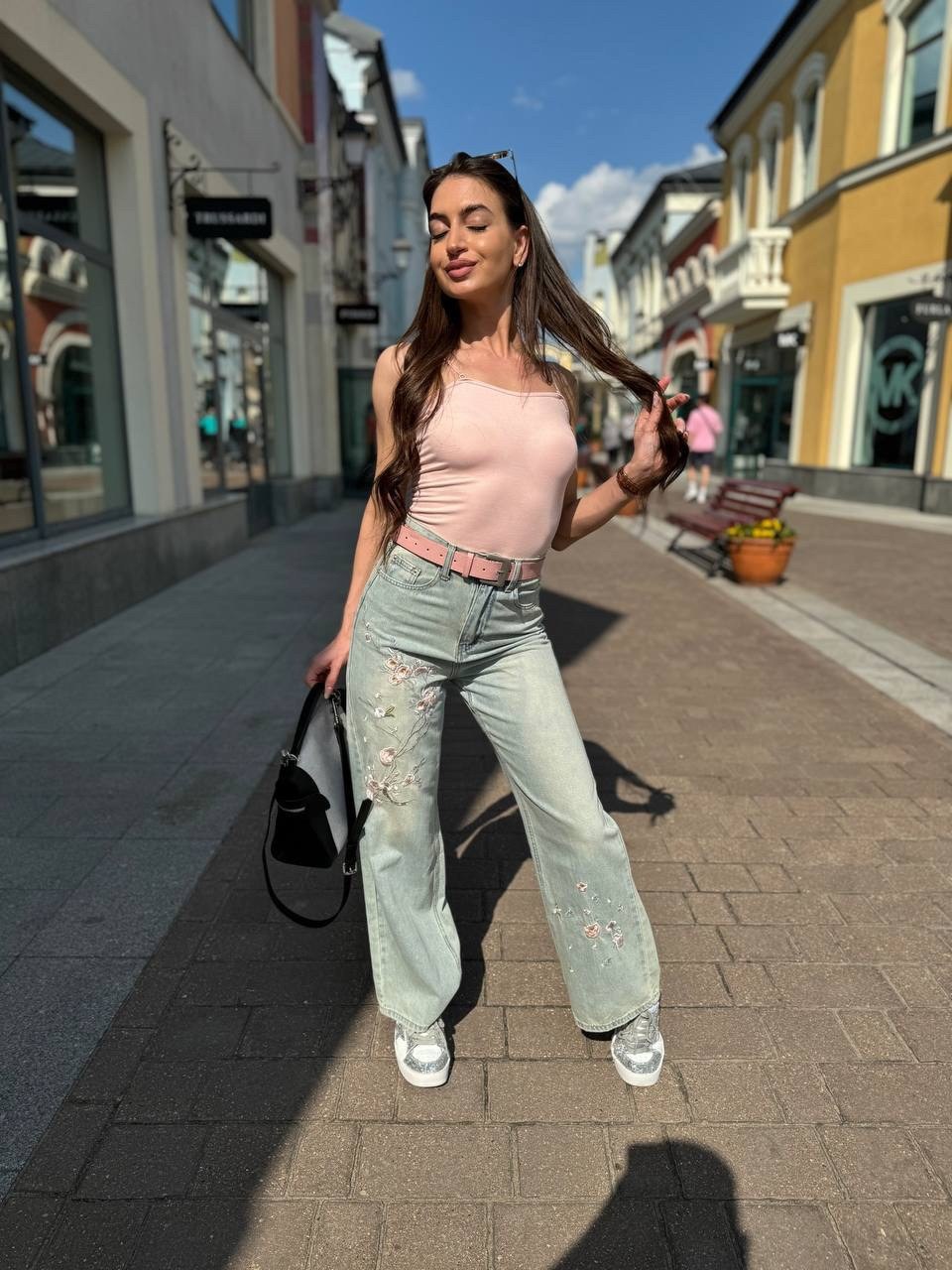 джинсы с вышивкой,женские джинсы с вышивкой,женские джинсы с вышивкой в европейском стиле,blumarine floral-embroidered straight-leg jeans,джинсы с цветочной вышивкой для женщин