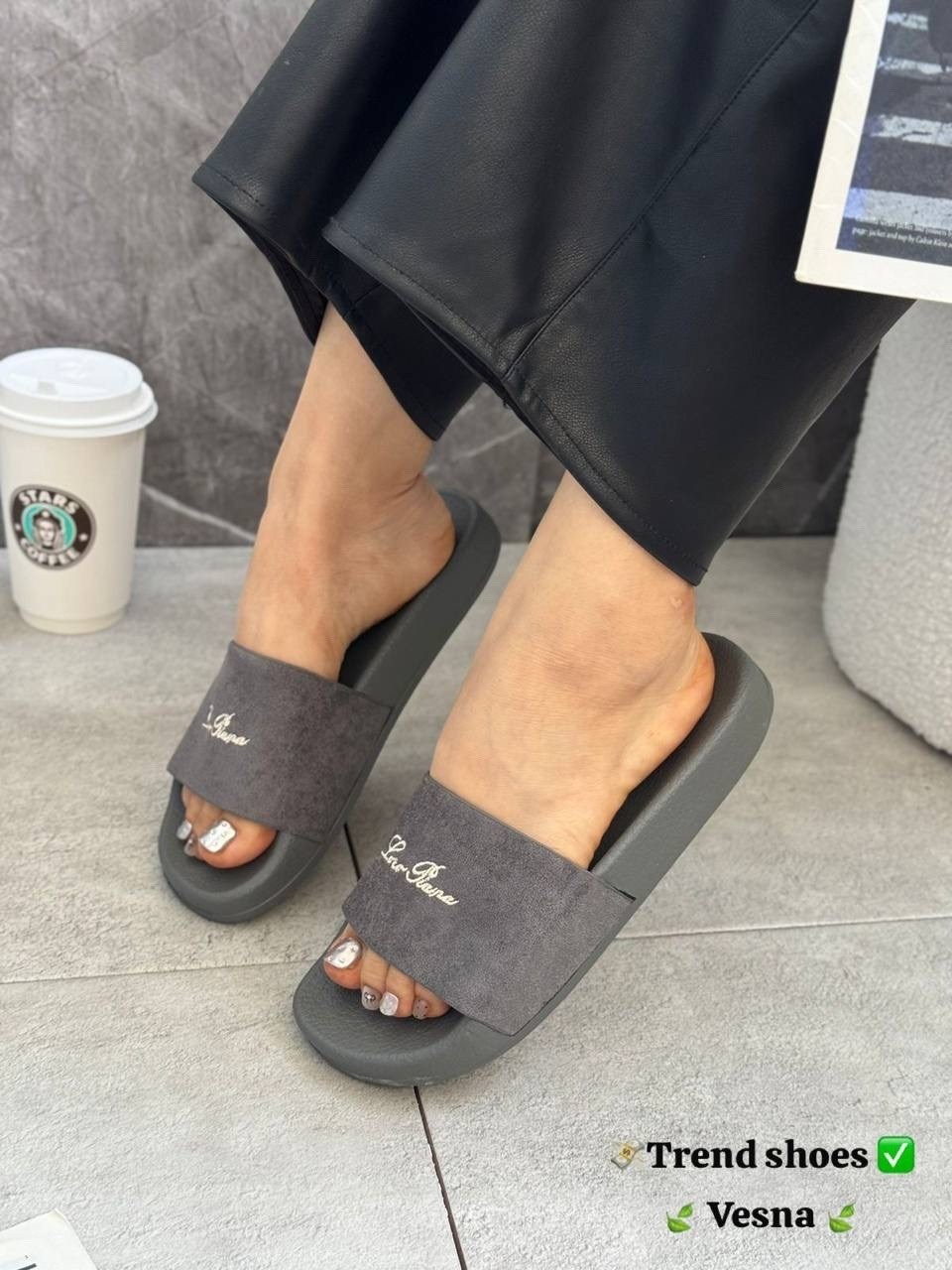 женские шлепанцы,,тапочки модные,модные шлепанцы,шлепанцы мужские