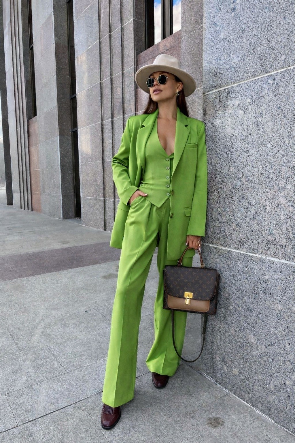 белый брючный костюм с топом,брючный костюм continental fashion 0211-09 белый,белый костюм брючный,костюм брючный с топом,костюм брючный женский с топом