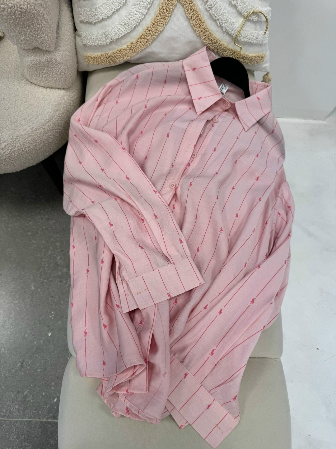 хлопковая рубашка в полоску оверсайз cosmo brand,стильная рубашка оверсайз,рубашка оверсайз в полоску со стразами shilliano цвет розовый,рубашка женская,женская рубашка оверсайз в полоску