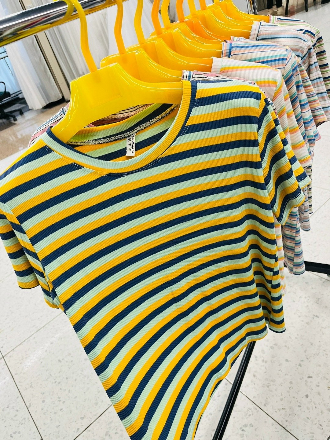 футболка в полоску,летние футболки,женская полосатая футболка,радужная футболка в полоску,радужно полосатая футболка