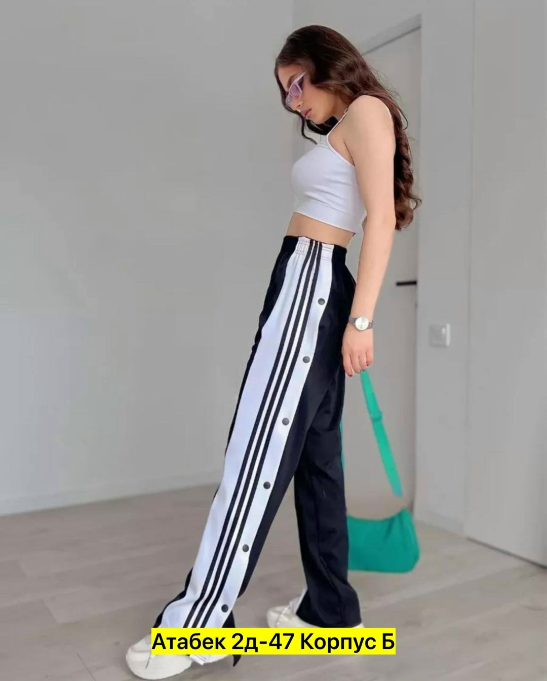 спортивные штаны женские,спортивные широкие штаны,широкие штаны адидас женские с лампасами,штаны на полу,брюки женские спортивные