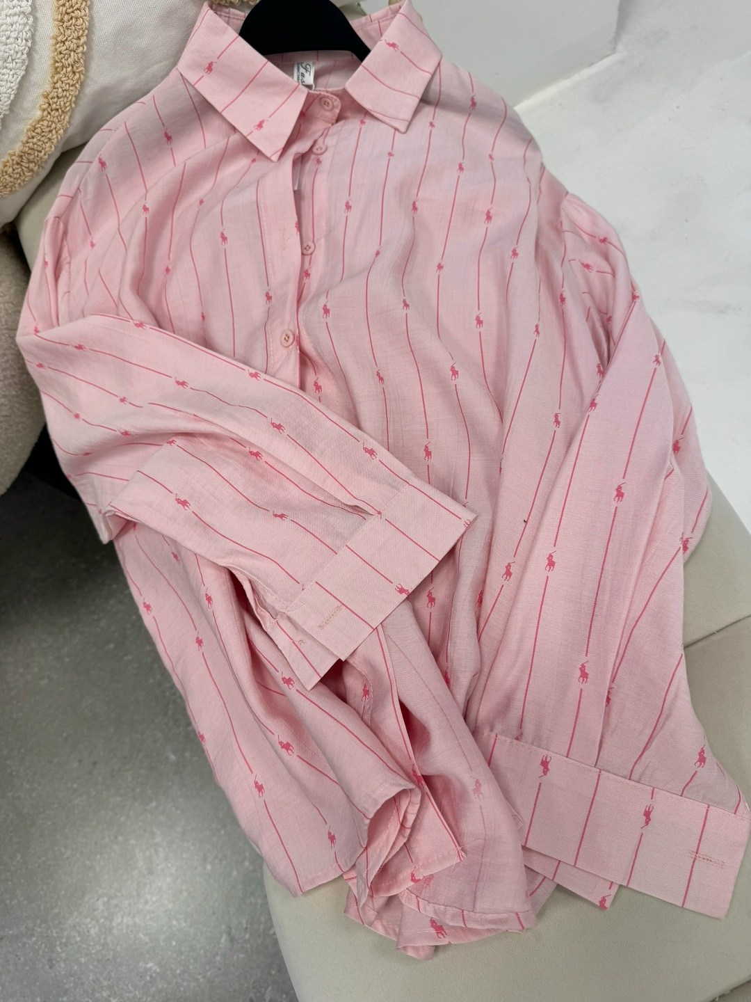 хлопковая рубашка в полоску оверсайз cosmo brand,стильная рубашка оверсайз,рубашка оверсайз в полоску со стразами shilliano цвет розовый,рубашка женская,женская рубашка оверсайз в полоску