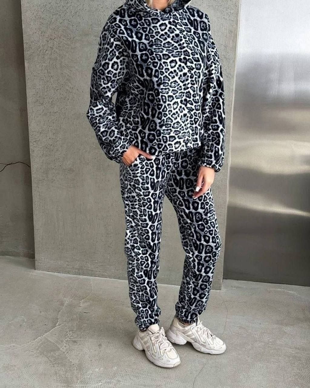 леопардовый костюм,женский спортивный костюм с леопардовым принтом,леопардовый костюмчик,женские спортивные костюмы леопардовые,леопардовый флисовый костюм