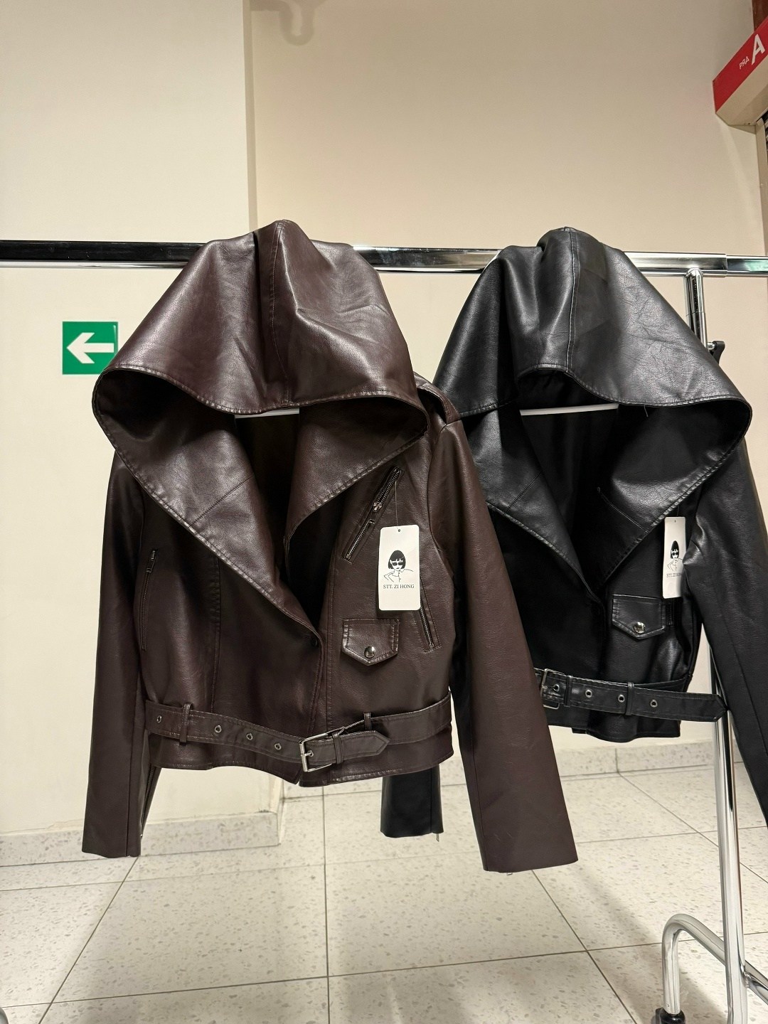 куртка кожаная с капюшоном,байкерская куртка из экокожи с подчеркнутыми плечами,куртка из экокожи с капюшоном,куртка из экокожи,куртка из искусственной кожи с капюшоном