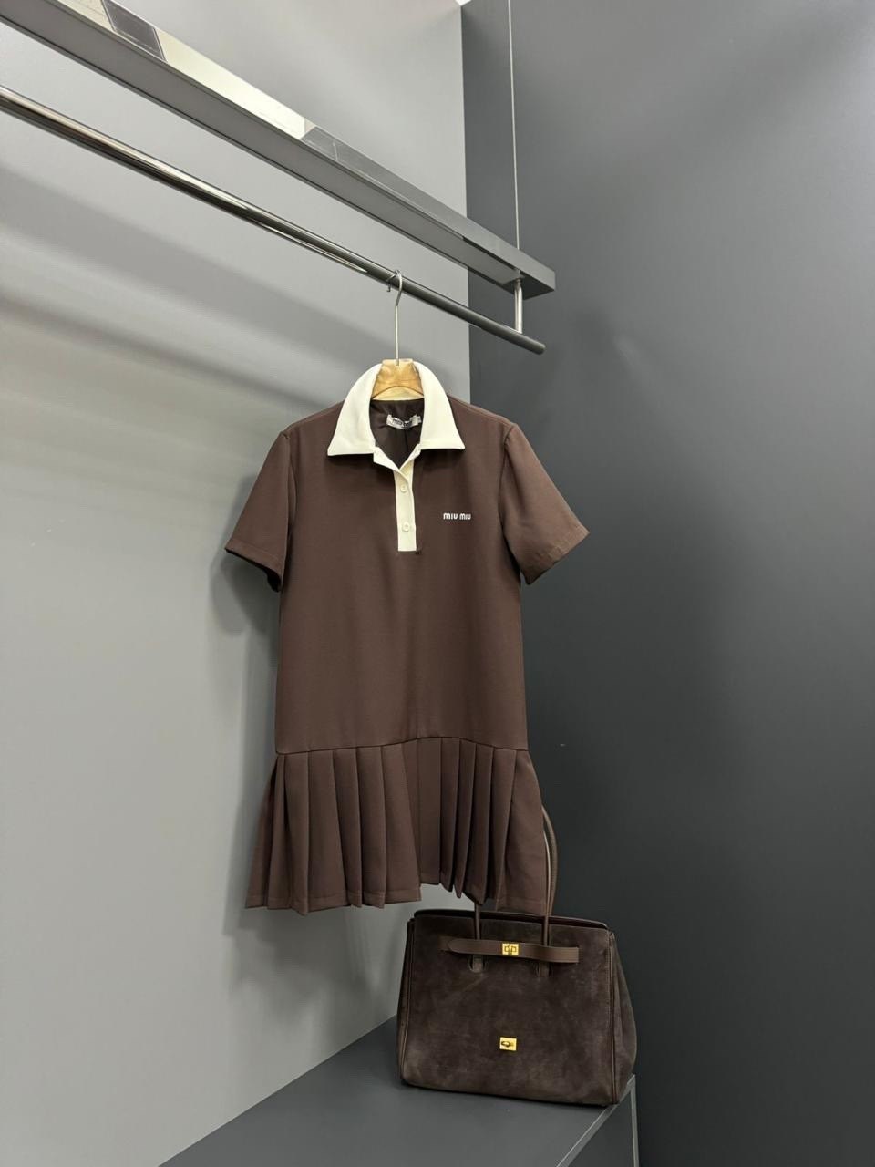 трикотажное платье,платье поло,трикотажное платье мини,платье коричневое,платье