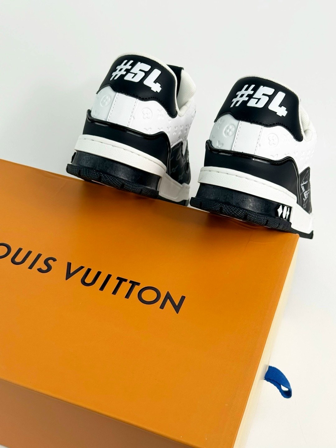 мужские кроссовки louis vuitton белый черный,кроссовки louis vuitton trainer,кроссовки louis vuitton,мужские кожаные кроссовки louis vuitton trainer белые с черным,кроссовки луи виттон суприм мужские