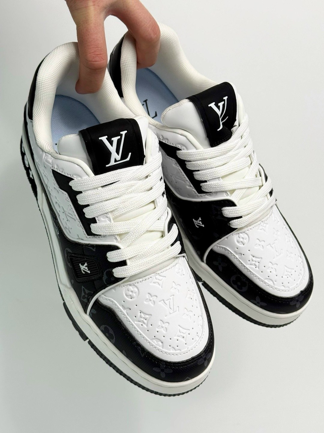 мужские кроссовки louis vuitton белый черный,кроссовки louis vuitton trainer,кроссовки louis vuitton,мужские кожаные кроссовки louis vuitton trainer белые с черным,кроссовки луи виттон суприм мужские