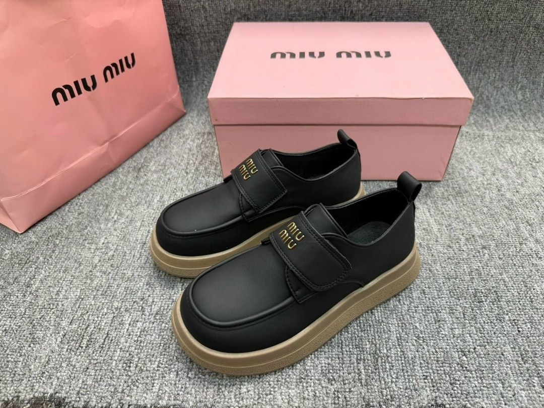 замшевые лоферы miu miu на высокий подошве и фирменной фурнитурой,лоферы miu miu на высокий подошве,, женская,лоферы замш