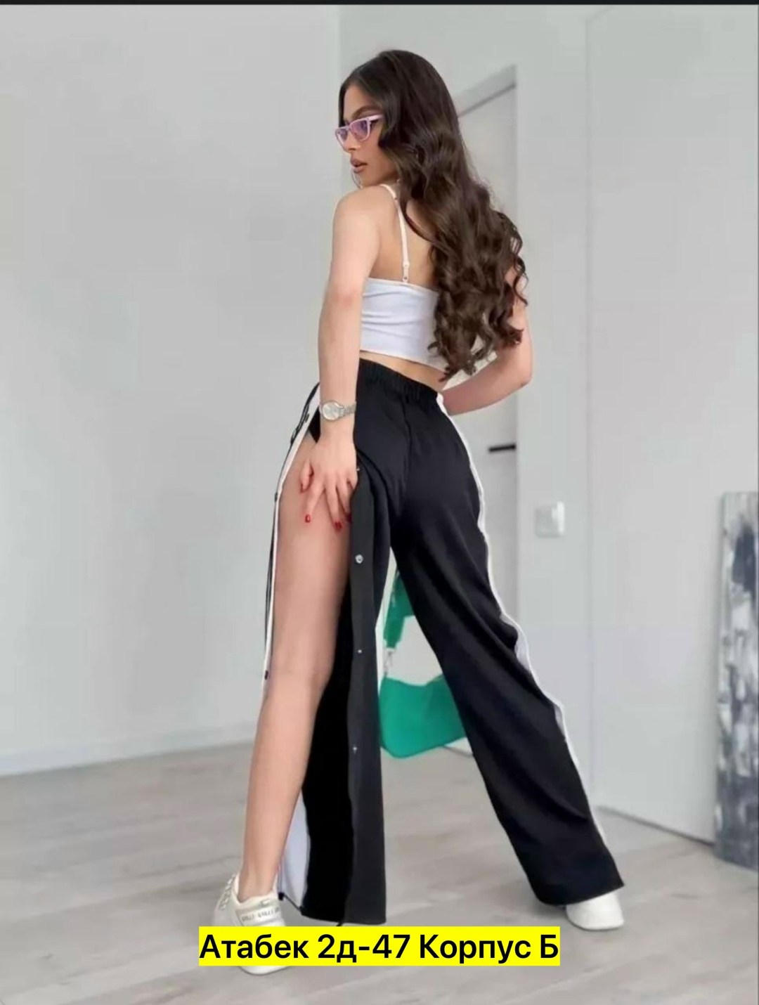 спортивные штаны женские,спортивные широкие штаны,широкие штаны адидас женские с лампасами,штаны на полу,брюки женские спортивные