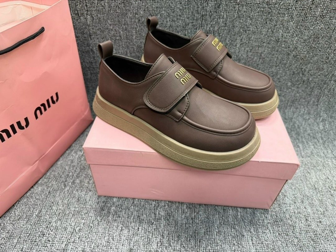 замшевые лоферы miu miu на высокий подошве и фирменной фурнитурой,лоферы miu miu на высокий подошве,, женская,лоферы замш