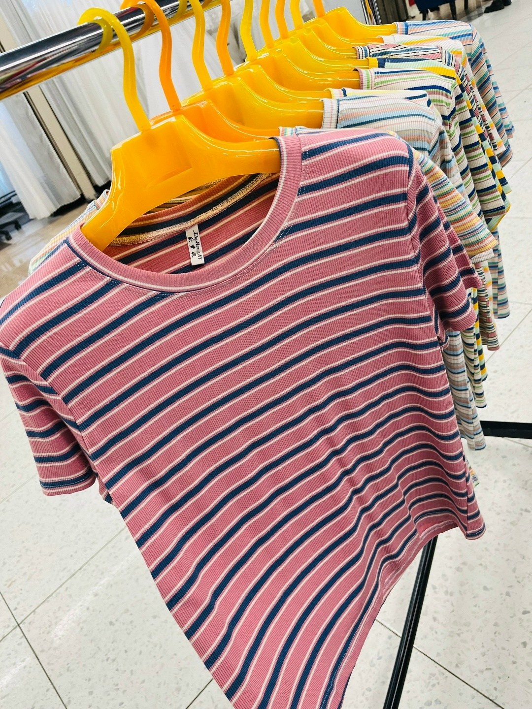 футболка в полоску,летние футболки,женская полосатая футболка,радужная футболка в полоску,радужно полосатая футболка