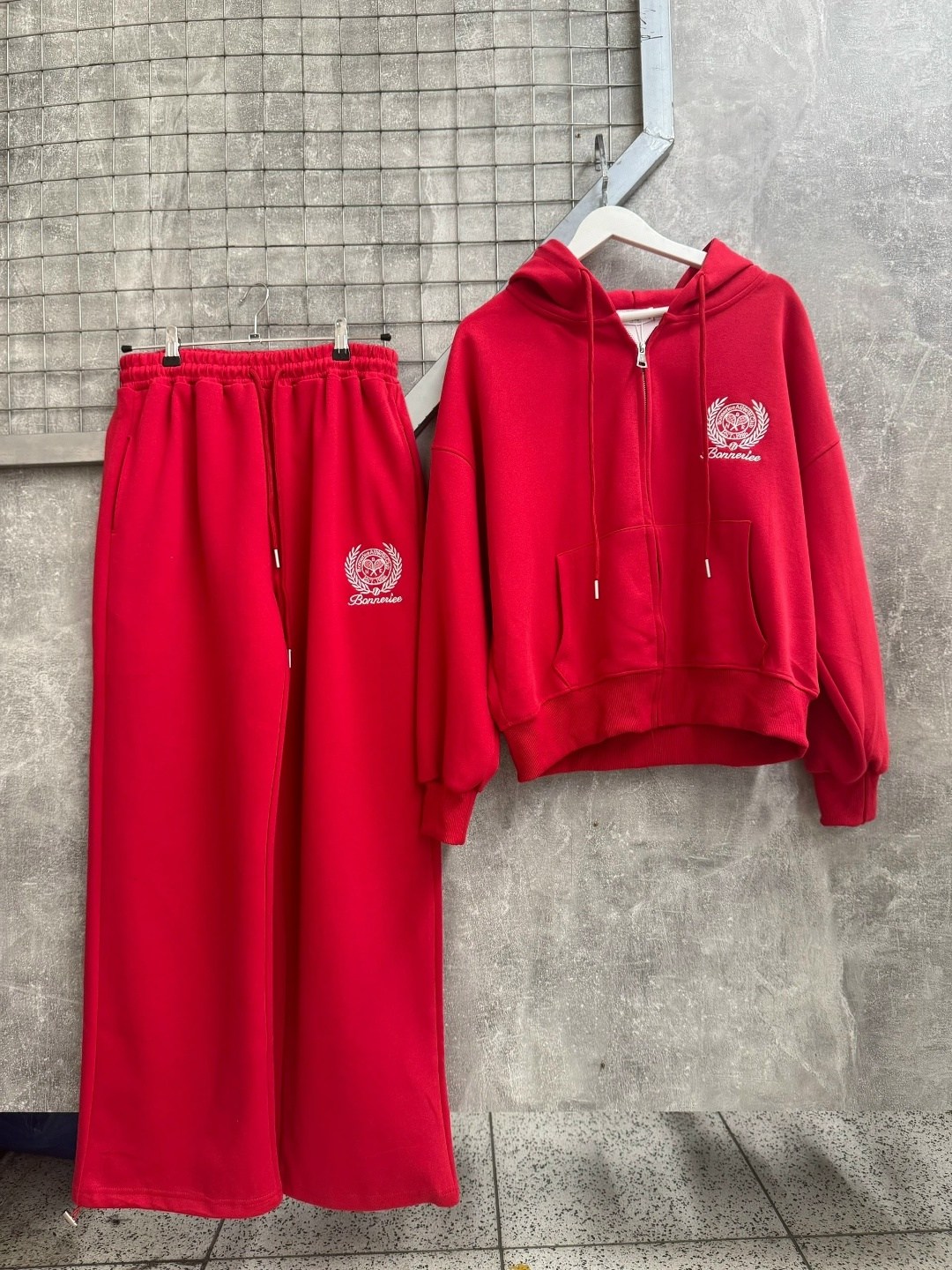 спортивные костюмы женские,женский красный костюм miu miu,спортивные костюмы на флисе,cпортивный костюм женский на флисе,женский костюм