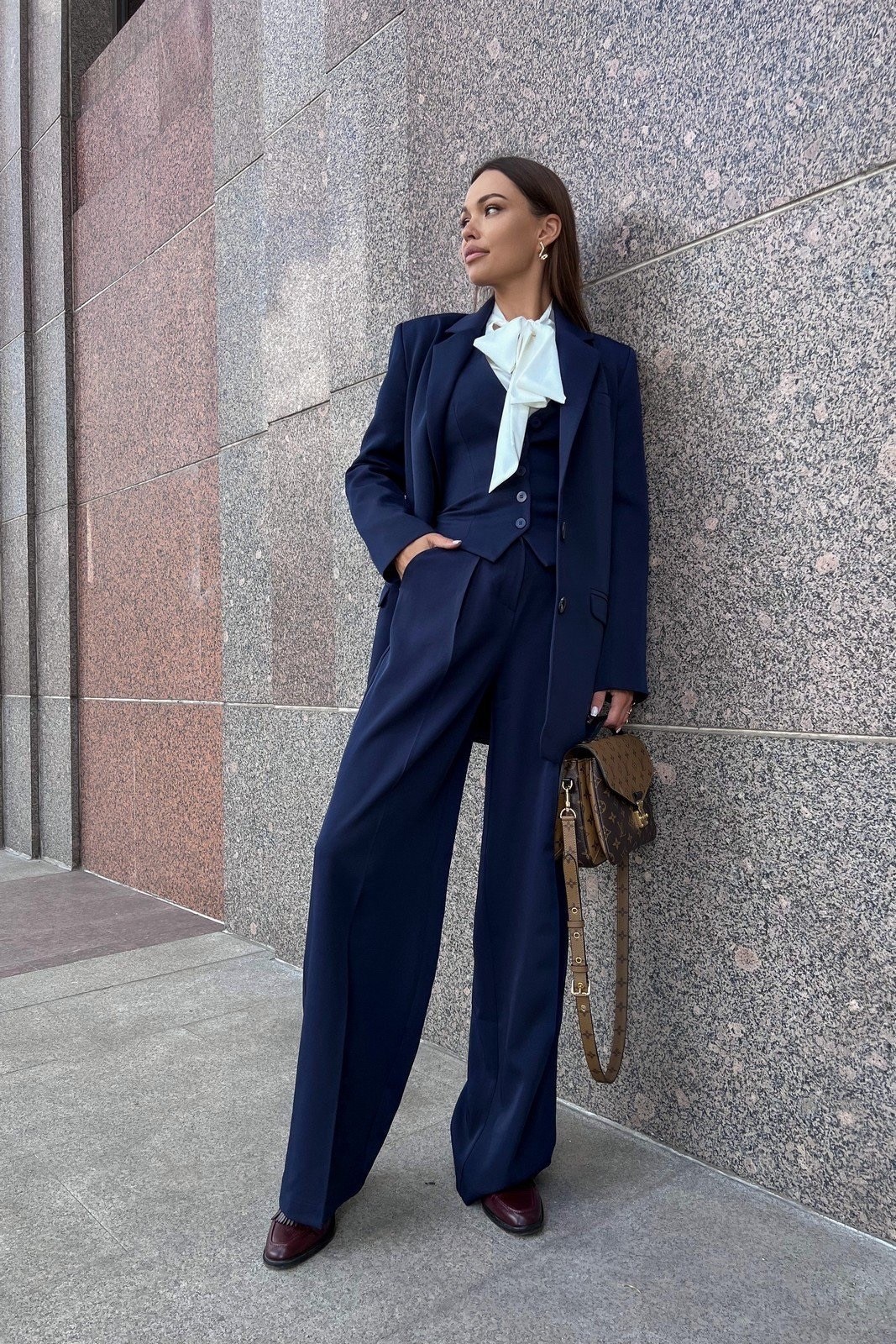 белый брючный костюм с топом,брючный костюм continental fashion 0211-09 белый,белый костюм брючный,костюм брючный с топом,костюм брючный женский с топом