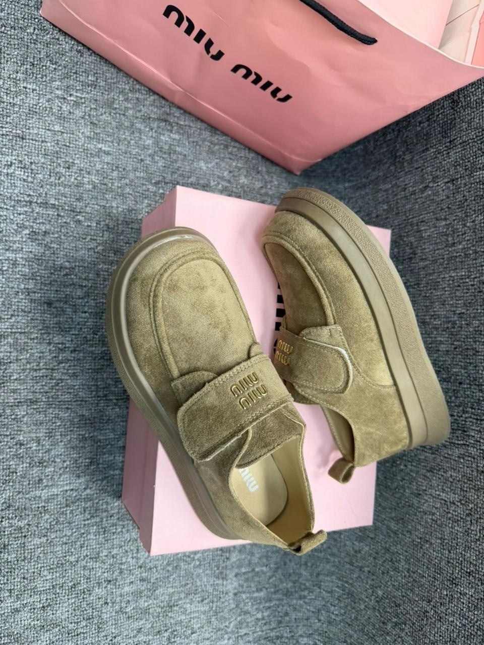 замшевые лоферы miu miu на высокий подошве и фирменной фурнитурой,лоферы miu miu на высокий подошве,, женская,лоферы замш